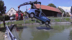 Auto vyletělo ze silnice do vodní nádrže. Zraněnou posádku zachránili svědci