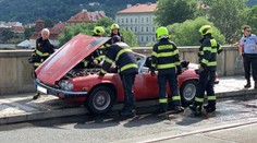 Ten pohled trhá srdce! V Praze začal hořet historický Jaguár