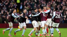 Aston Villa v euforii. Gólem v nastavení sestřelila Arsenal, ztráty využilo i City