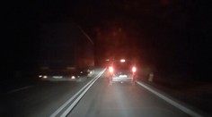 Kamioňák předjížděl jako zběsilý. Problikával, troubil a "sekal to" přes dvojitou čáru