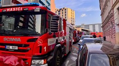 Požár bytu na pražském Žižkově. Mladík vyskočil z okna, aby unikl plamenům