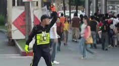 Policista řídí dopravu pomocí tance!