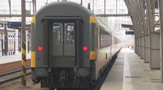 Strojvedoucí často projíždí návěstidla. Hrají si s mobily, říká inspekce
