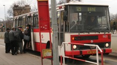 Sebevražda: důchodce si lehl za couvající autobus