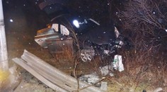 Řidič prorazil s audi svodidla a přistál v příkopu