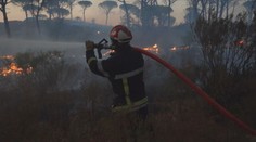 Oblast Francouzské riviéry je v plamenech. Zasahuje tam 900 hasičů