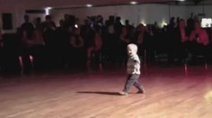 Chlapec (2) má neuvěřitelný talent! Tančí jako Elvis Presley