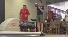 Video: Sáblíková trénuje i na bowlingu