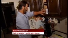 Doma si vařil nahý kávu. Půjde za to možná sedět