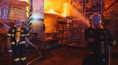 Obří plameny pohltily skladovací haly. Škody jdou do milionů