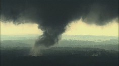VIDEO: Jedinečné záběry ukazují, jak se formuje obrovské tornádo