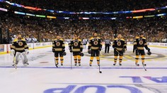 HUSÍ KŮŽE! Celá hala zpívala hymnu na počest obětí v Bostonu