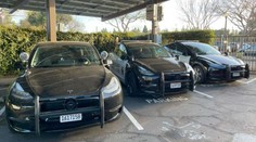Policisté si pořídili elektromobily Tesla. Po necelém roce se jich radši zbavují