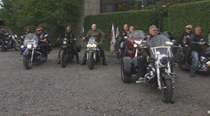 Tohle moderátoři nečekali. Do studia Snídaně přijel motorkářský gang
