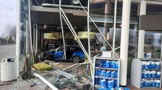 Mladík ve škodovce v plné rychlosti narazil do benzínky. Bylo v ní sedm lidí