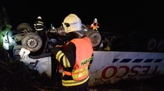 Kamion sjel z dálnice a převrátil se na střechu, řidič měl štěstí