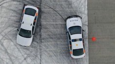 VIDEO: Těžké manévry při honičce. Policejní auta do sebe navzájem narážela