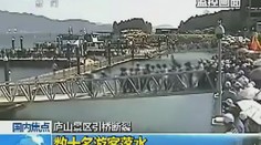 Video plné hrůzy: Lávka nevydržela nápor turistů a urvala se