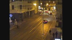 Agresivní mladík řádil v centru metropole! Před strážníky se bránil krytem popelnice!