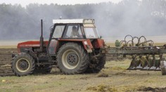 Traktor připravil Honzu o obě nohy! Místní lidé se mu snaží pomoci