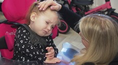 Tříletá Deniska trpí několika vzácnými syndromy. Je odkázaná na pomoc rodiny
