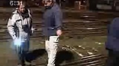 VIDEO: Vlak převážel koleje a vykolejil, spoje měly zpoždění