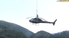 VIDEO: Vrtulník spadl na Slovensku. Odtáhla ho helikoptéra