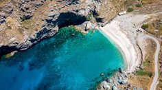 Turisté mají smůlu. Jedna z nejhezčích řeckých pláží se během vteřiny změnila k nepoznání