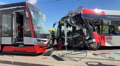 V Praze se srazil autobus s tramvají. Osmnáct zraněných, vyhlásili traumaplán