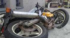 Motorkář to nezvládl, vylétl na chodník a srazil puberťačku