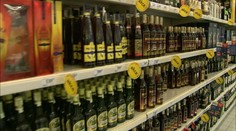 Vláda zvyšuje daně na cigarety i alkohol. Jen to zhorší situaci, tvrdí kritici