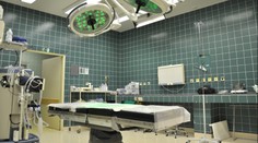 Zdravotníci připoutali sestru k operačnímu stolu. Dlouhé minuty ji mučili