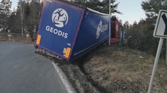 Řidič s kamionem vjel na příliš úzkou cestu, policii zaměstnal na 5 hodin