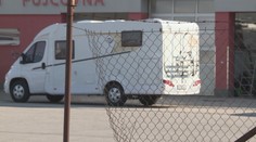S obytnými vozy ujeli zloději dírou v plotě, celou akci zaznamenala kamera