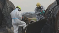 Hasiči stále zasahují v Hustopečích kvůli nehodě. Chemikálie prosákla i do rybníka