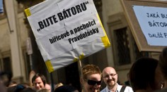 Kontroverzní Bátora! Protesty za jeho odvolání i na jeho podporu v jeden den!
