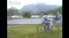 Cyklista-hňup se radoval, pak si dal na budku