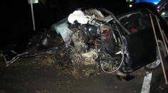Mladý řidič (†21) narazil do stromu, z jeho auta zbyl jen vrak