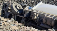 Na jihu Čech se převrátilo popelářské auto. Jeden z pracovníků na místě zemřel