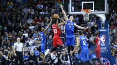 Londýnské drama vyhrálo Toronto. NBA v Evropě nadchla