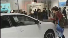 VIDEO: Šílená ženská chtěla po manželovi auto! Nepochopíte, co udělala!