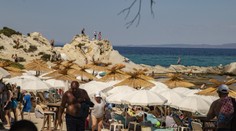 Střelba na řecké pláži. Několik lidí je zraněných, jeden bojuje o život