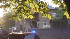 V Praze se zřítila část domu. Sutiny prohledávali kynologové se psy
