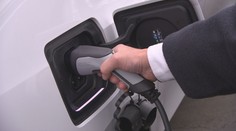 Zákaz spalovacích motorů podpořili i čeští europoslanci. Podívejte se, jak hlasovali