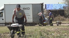 Dobrovolníci uklízí obce na Moravě. Pomoci vyrazila i reportérka TV Nova