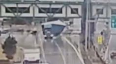 VIDEO: Obrovský kamion dostal smyk. Trup se rozvlnil a vozidlo havarovalo