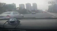 ČTYŘLETÁ holčička ŘÍDÍ AUTO v dopravní špičce! TO MUSÍTE VIDĚT!