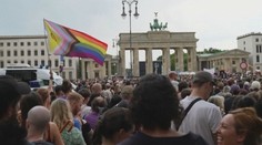 Němci uctili památku obětí útoku v Berlíně. Země posilují bezpečnostní opatření