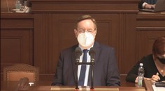 Ministr "strašil" nošením respirátorů i v létě, teď se za výrok omluvil. VIDEO