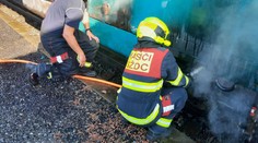 Dva požáry na železnici. Hořelo převážené dřevo i lokomotiva rychlíku